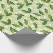 Groene bladeren en witte bloemen op groene achterg cadeaupapier (Hoek)