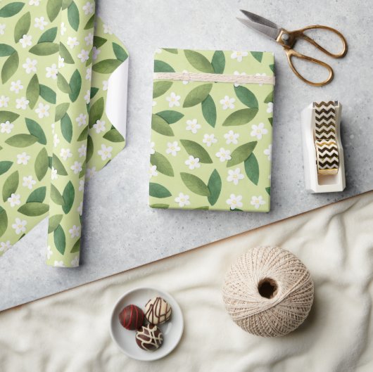Groene bladeren en witte bloemen op groene achterg cadeaupapier (Crafts)