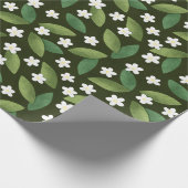 Groene bladeren en witte bloemen op groene achterg cadeaupapier (Hoek)