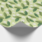 Groene bladeren en witte bloemen op groene achterg cadeaupapier (Hoek)