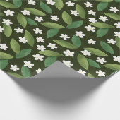 Groene bladeren en witte bloemen op groene achterg cadeaupapier (Hoek)