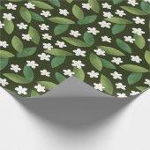 Groene bladeren en witte bloemen op groene achterg cadeaupapier (Hoek)