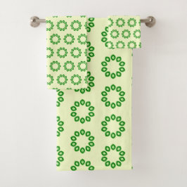 Groene bladeren in een cirkel op geel bad handdoek