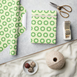 Groene bladeren in een cirkel op geel cadeaupapier