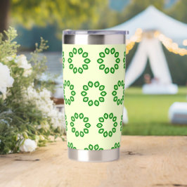 Groene bladeren in een cirkel op geel geïsoleerde drinkbeker