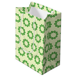 Groene bladeren in een cirkel op geel medium cadeauzakje