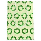 Groene bladeren in een cirkel op geel medium cadeauzakje (Achterkant)