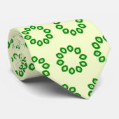 Groene bladeren in een cirkel op geel stropdas (Opgerold)