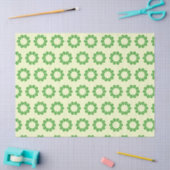 Groene bladeren in een cirkel op geel tissuepapier (Craft)