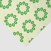 Groene bladeren in een cirkel op geel tissuepapier (Detail)