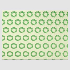 Groene bladeren in een cirkel op geel tissuepapier