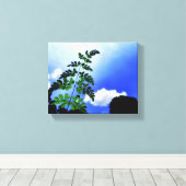 Groene bladeren, lucht en wolken achtergrond canvas afdruk (Insitu (Houten vloer))