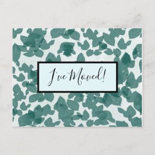 Groene bladeren op blauwe adreswijziging briefkaart