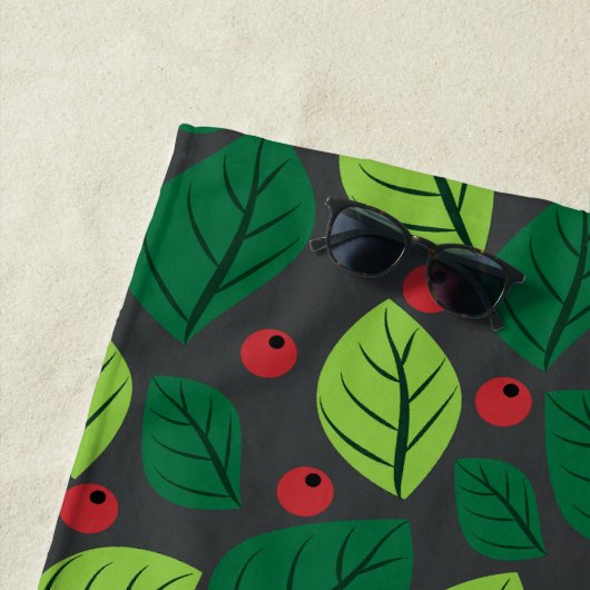 Groene bladeren, rode bessen, patroon van bladeren strandlaken (In situ)