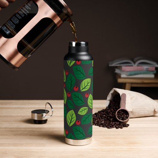 Groene bladeren, rode bessen, patroon van bladeren waterfles (Koffie)