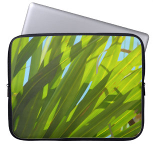 Groene bladeren, zonlicht en blauwe hemel laptop sleeve
