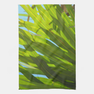 Groene bladeren, zonlicht en blauwe lucht theedoek