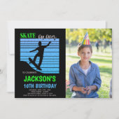 Groene blauwe skateboards Birthday Invitation foto Kaart (Voorkant)