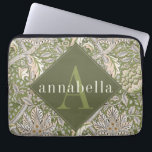 groene bloem William Morris Monogram Laptop Sleeve<br><div class="desc">Dit eenvoudige maar elegante ontwerp heeft een donker,  elegant,  door William Morris geïnspireerd bloemmotief in saliegroen,  crème en goud. Houd uw laptop of tablet beschermd met stijl. Voeg een naam toe om het te personaliseren. Een mooi kerst- of Moederdag-cadeau. Creëer door Simply Farmhouse Press.</div>