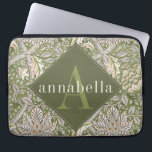 groene bloem William Morris Monogram Laptop Sleeve<br><div class="desc">Dit eenvoudige maar elegante ontwerp heeft een donker,  elegant,  door William Morris geïnspireerd bloemmotief in saliegroen,  crème en goud. Houd uw laptop of tablet beschermd met stijl. Voeg een naam toe om het te personaliseren. Een mooi kerst- of Moederdag-cadeau. Creëer door Simply Farmhouse Press.</div>