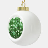Groene Bokeh Faux Glitter & Stars Keramische Bal Ornament (Rechts)