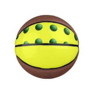 Groene bollen op geel basketbal