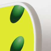 Groene bollen op geel pickleball paddle (Links Detail)