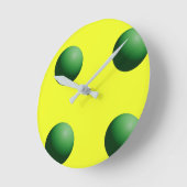 Groene bollen op geel wandklok (Hoek)