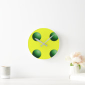 Groene bollen op geel wandklok (Huis)