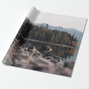 GROENE BOMEN DIE TIJDENS DE DAG OP HET WATERLICHAA CADEAUPAPIER