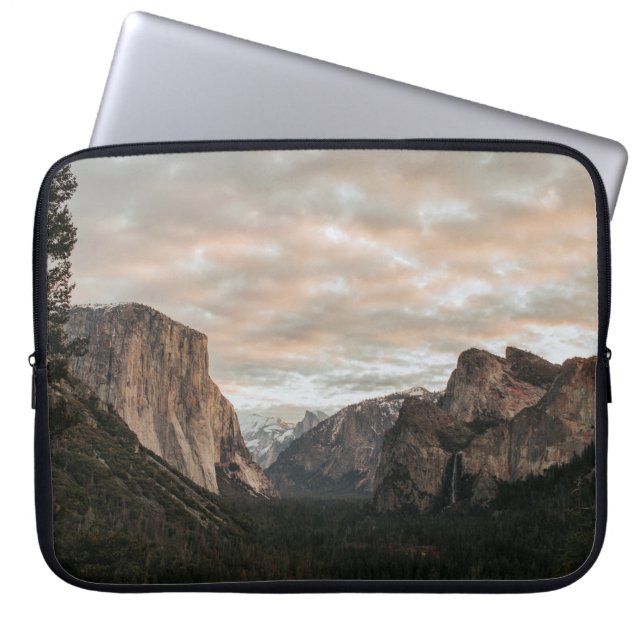 GROENE BOMEN NEAR BROWN MOUNTAIN ONDER CLOUDY SKY  LAPTOP SLEEVE (Voorkant)