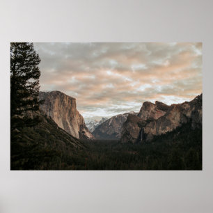 GROENE BOMEN NEAR BROWN MOUNTAIN ONDER CLOUDY SKY  POSTER