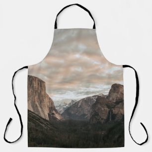 GROENE BOMEN NEAR BROWN MOUNTAIN ONDER CLOUDY SKY  SCHORT