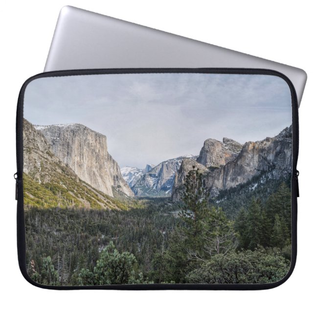 GROENE BOMEN NEAU MOUNTAIN ONDER CLOUDIE SKY TIJDE LAPTOP SLEEVE (Voorkant)