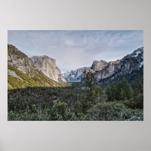 GROENE BOMEN NEAU MOUNTAIN ONDER CLOUDIE SKY TIJDE POSTER (Voorkant)