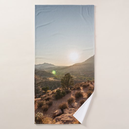 GROENE BOMEN OP BROWN MOUNTAIN TIJDENS DE DAG BADHANDDOEK (Badhanddoek)