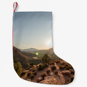 GROENE BOMEN OP BROWN MOUNTAIN TIJDENS DE DAG KLEINE KERSTSOK