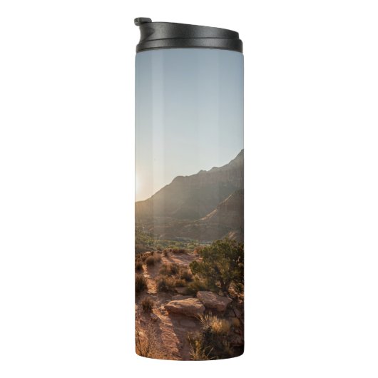 GROENE BOMEN OP BROWN MOUNTAIN TIJDENS DE DAG THERMOSBEKER (Geroteerd rechts)