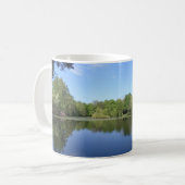 Groene bomen op het water koffiemok (Voorkant links)