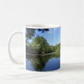 Groene bomen op het water koffiemok (Links)