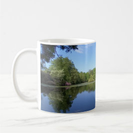 Groene bomen op het water koffiemok