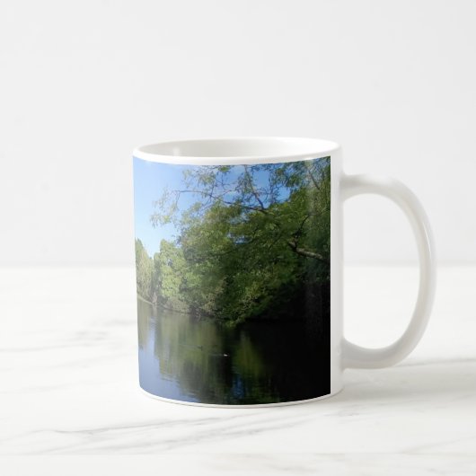 Groene bomen op het water koffiemok (Rechts)