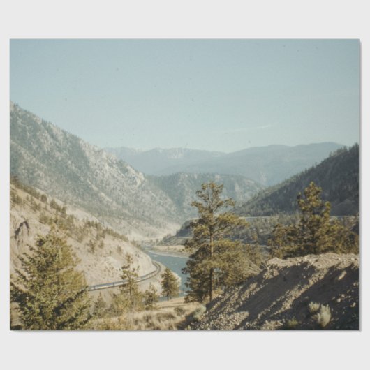 GROENE BOMEN OP MOUNTAIN TIJDENS DE DAG CADEAUPAPIER (Vlak)