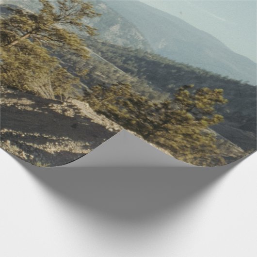 GROENE BOMEN OP MOUNTAIN TIJDENS DE DAG CADEAUPAPIER (Hoek)