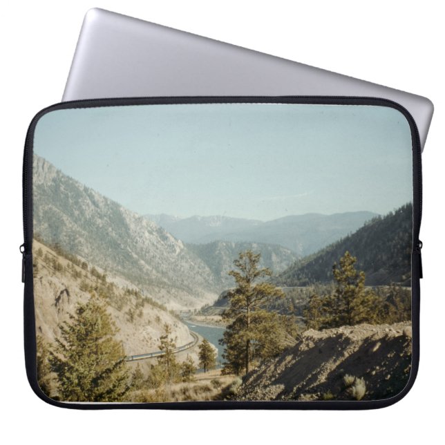 GROENE BOMEN OP MOUNTAIN TIJDENS DE DAG LAPTOP SLEEVE (Voorkant)