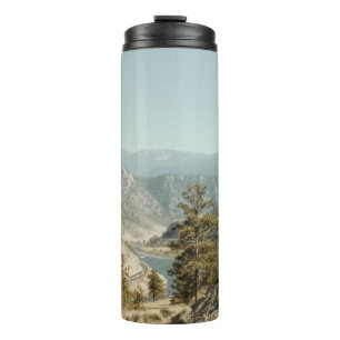 GROENE BOMEN OP MOUNTAIN TIJDENS DE DAG THERMOSBEKER