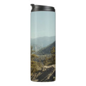 GROENE BOMEN OP MOUNTAIN TIJDENS DE DAG THERMOSBEKER (Geroteerd rechts)