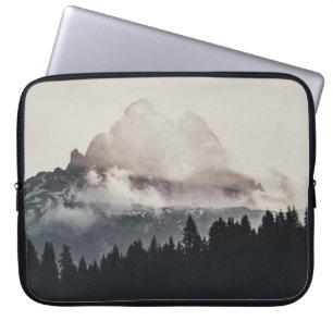 GROENE BOMEN OP MOUNTAINE ONDER WITTE KLEUREN LAPTOP SLEEVE