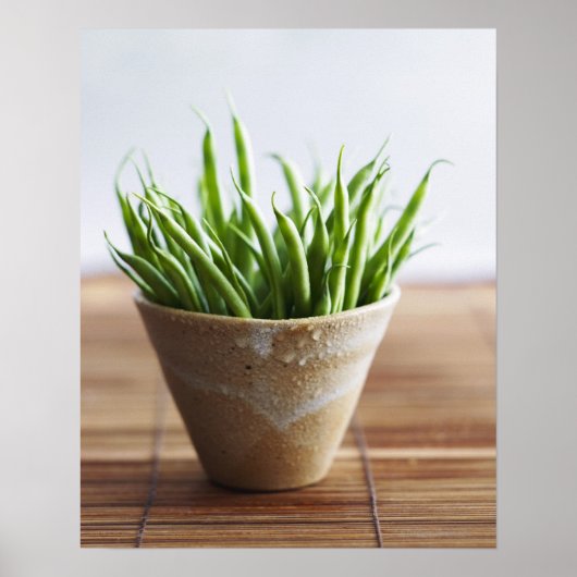 Groene bonen in pot op bamboe poster (Voorkant)