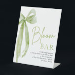 Groene boog Vrijgezellenfeest Bloem Bloem Bar Teke Reclamebord Met Voetstuk<br><div class="desc">Groene Bow Vrijgezellenfeest Bloem Bar Sign Verbeter uw vrijgezellenfeest met ons "Green Bow Vrijgezellenfeest Bloem Bar" teken. Met een charmante groene boog en een elegant bloemenontwerp leidt dit bord de gasten prachtig naar de bloemenbar en voegt een vleugje verfijning toe aan uw evenement. Perfect voor het creëren van een onvergetelijke...</div>